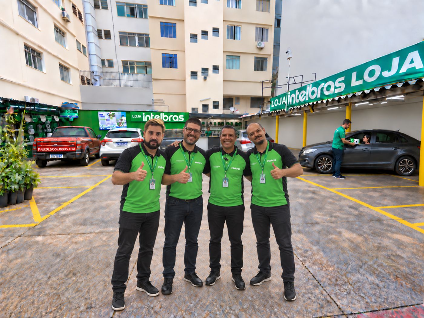 Equipe Portal das Câmeras no estacionamento da Loja Time Digital, atendendo cliente dentro do carro